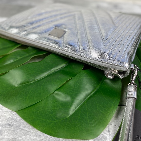 MCM wristlet zip pouch quilted metallic silver - Picture 4 of 8